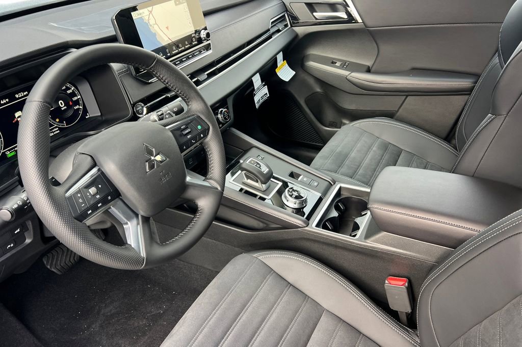 New 2025 Mitsubishi Outlander SE image 11