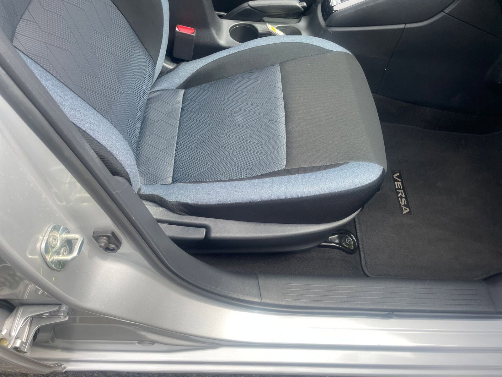 Used 2025 Nissan Versa SV FWD image 27