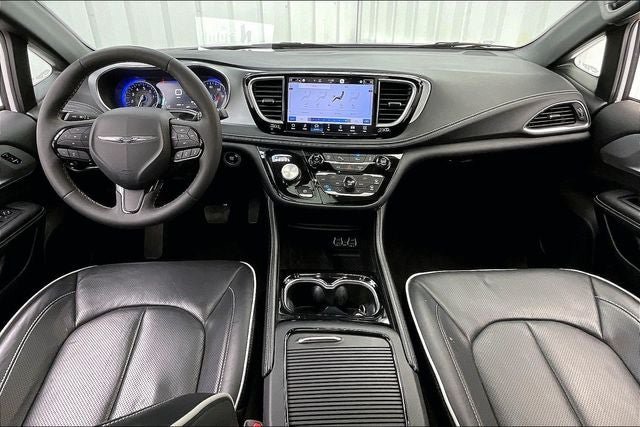 Used 2025 Chrysler Pacifica Limited FWD image 15
