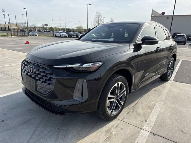 Used 2025 Audi Q5 Premium w/ Convenience Package image 3