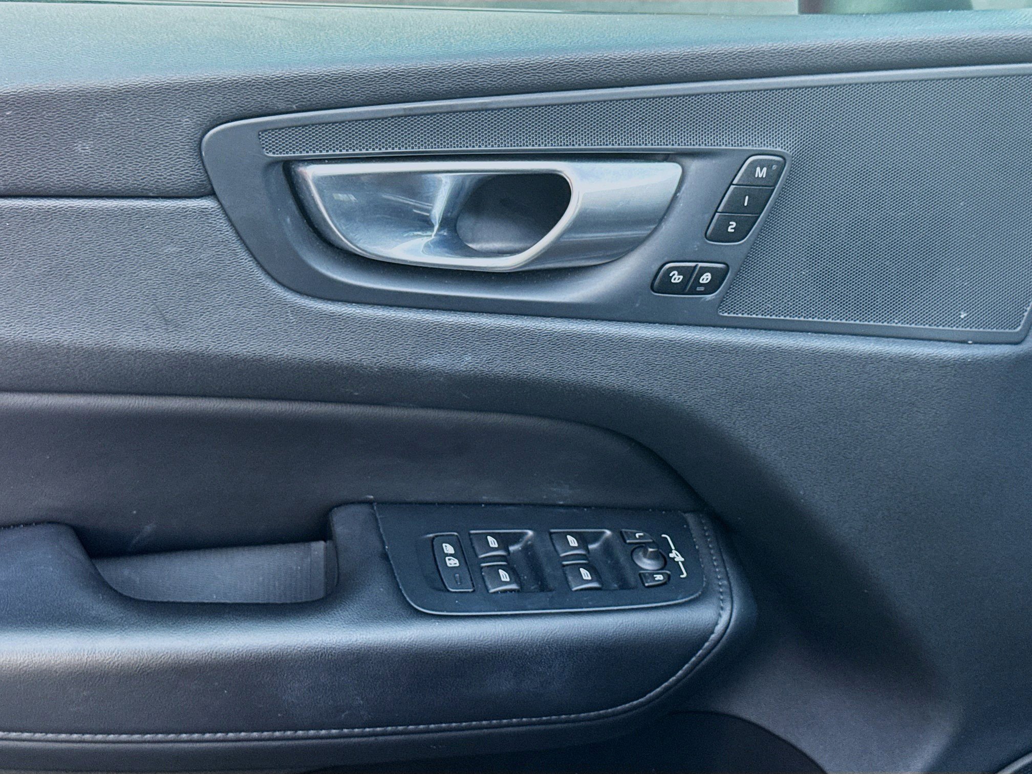 Used 2024 Volvo XC60 B5 Plus image 16