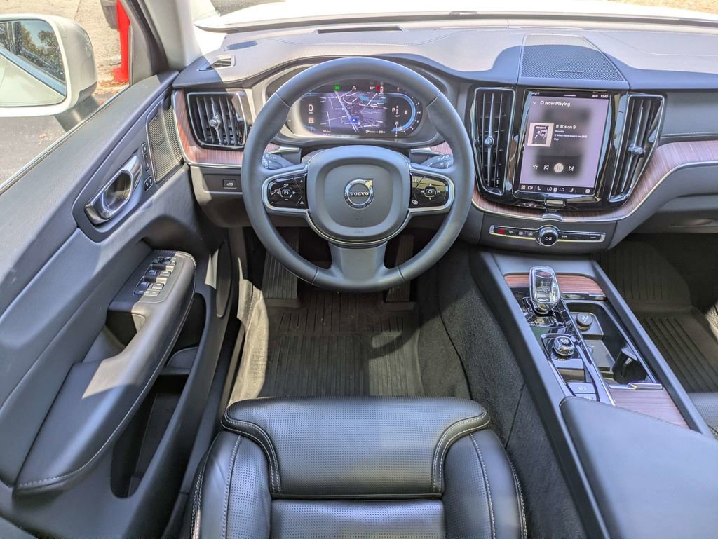 Used 2023 Volvo XC60 B5 Ultimate w/ Protection Package Premier image 10
