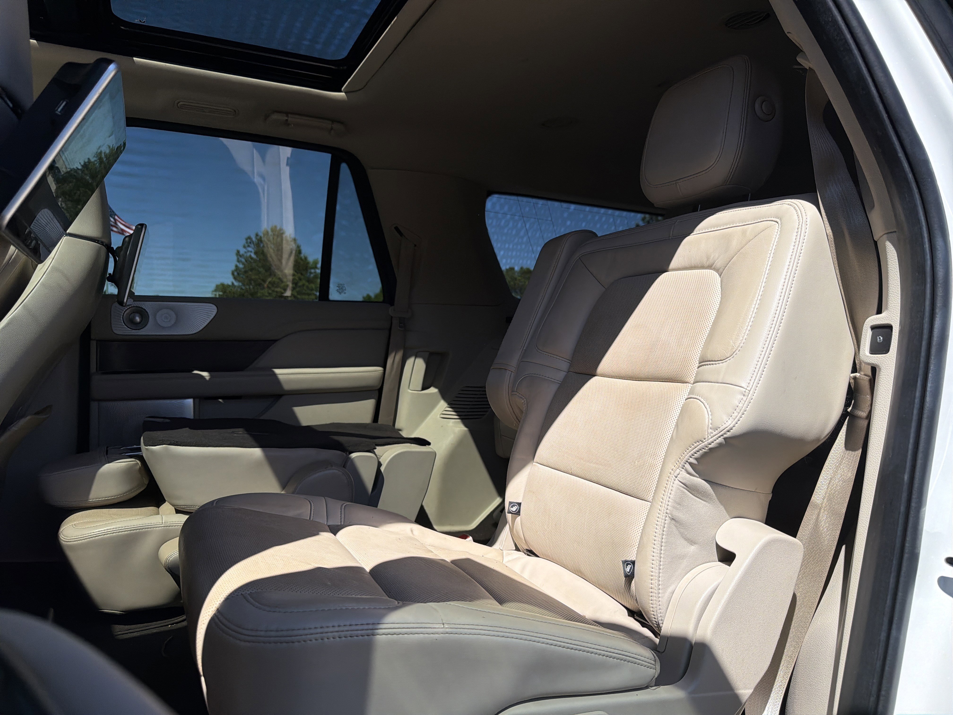 Used 2020 Lincoln Navigator L Reserve w/ Luxury Package RWD image 16