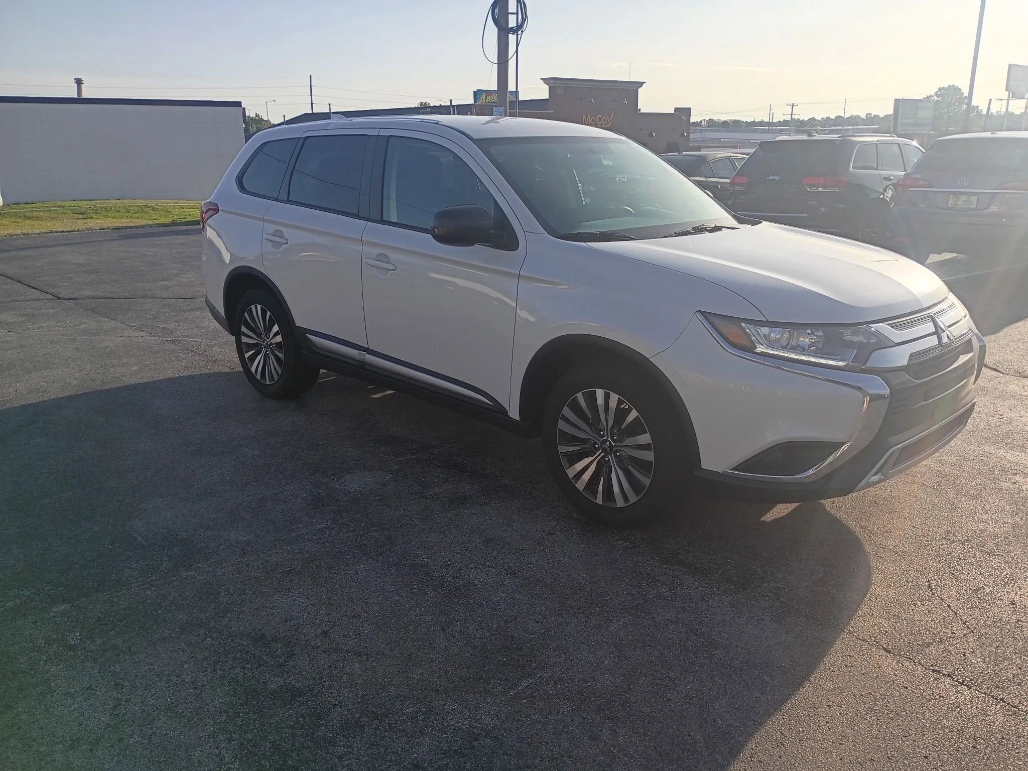 Used 2020 Mitsubishi Outlander ES FWD image 1