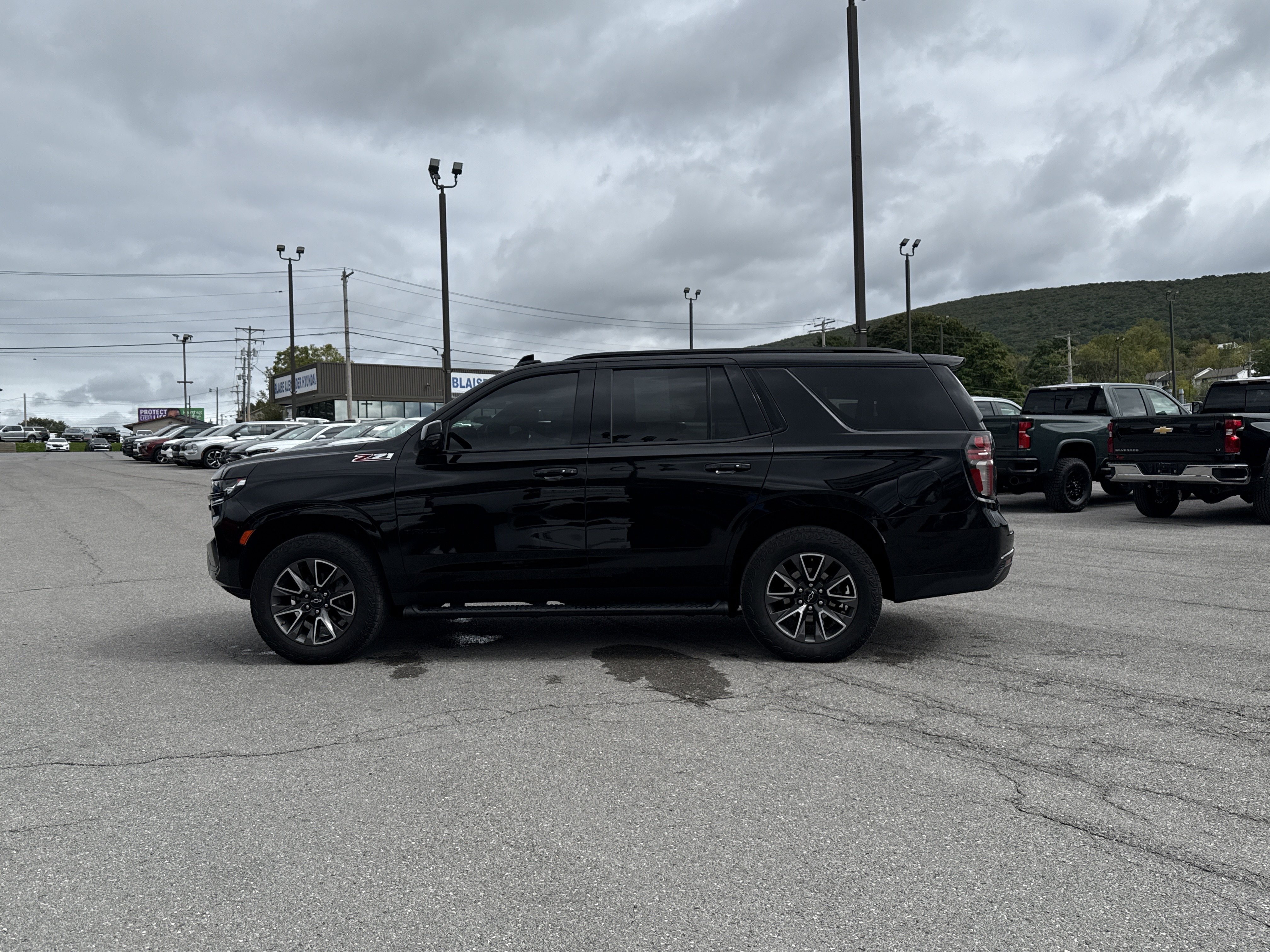 Used 2024 Chevrolet Tahoe Z71 w/ Luxury Package AWD/4WD image 6