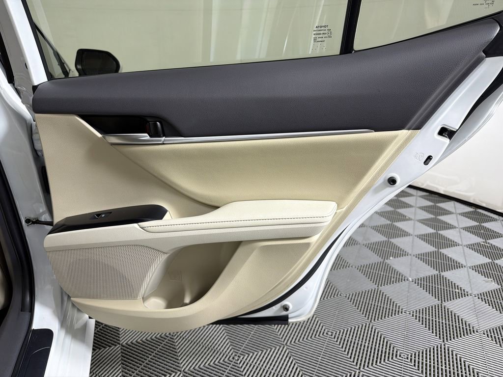 Used 2020 Toyota Camry XLE image 14