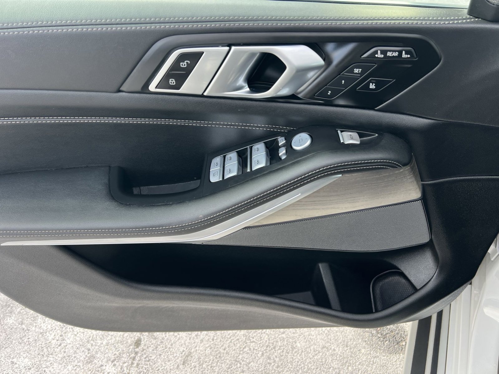 Used 2024 BMW X7 xDrive40i w/ Premium Package image 15