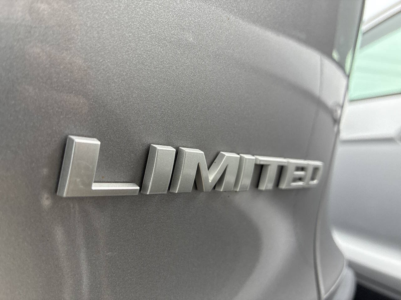 Used 2019 Jeep Cherokee Limited w/ Luxury Group FWD image 27