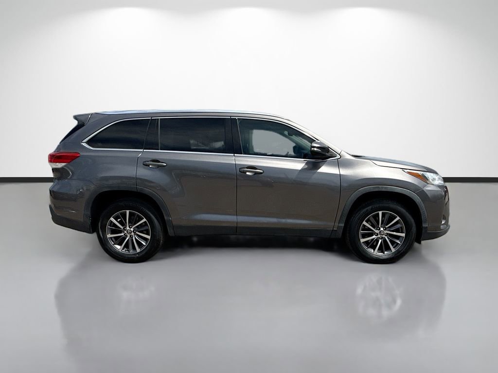 Used 2019 Toyota Highlander XLE image 2