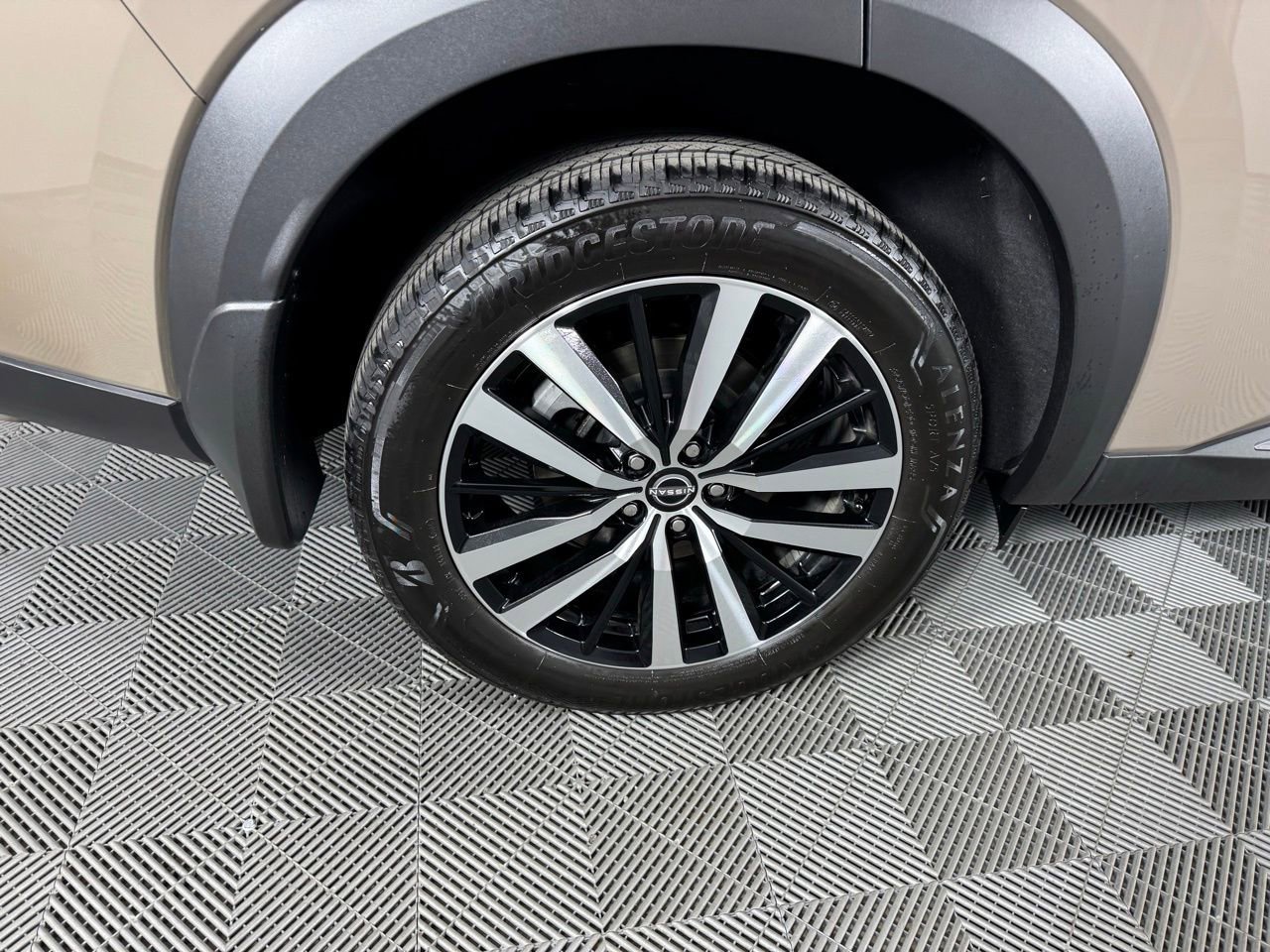 Used 2024 Nissan Pathfinder Platinum image 36