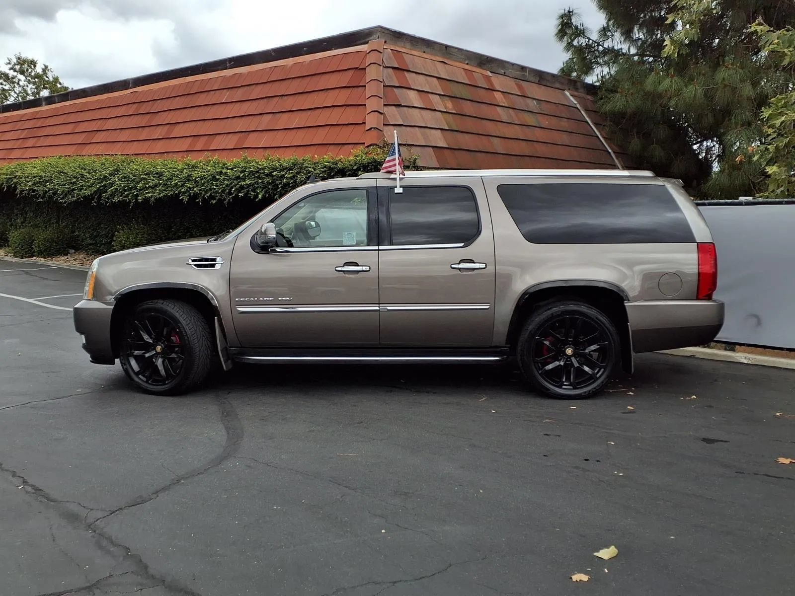 Used 2013 Cadillac Escalade ESV Luxury AWD/4WD image 4