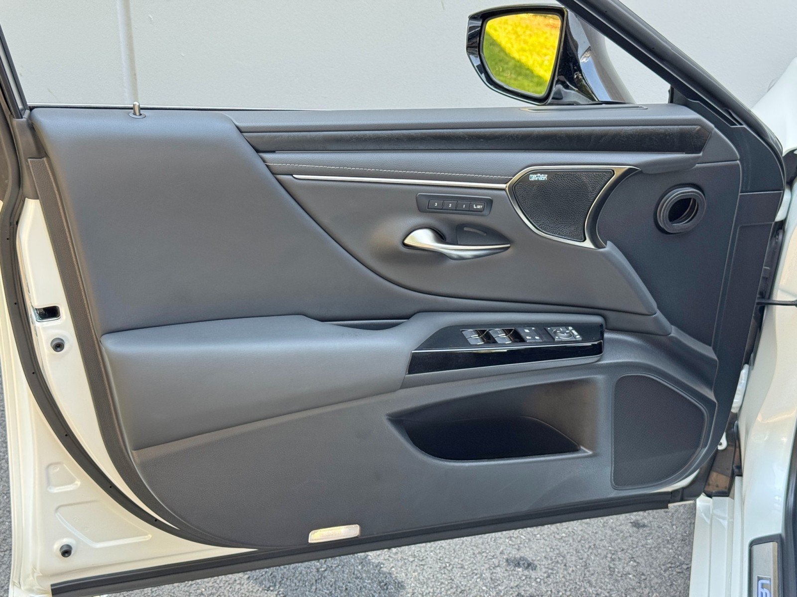 Used 2024 Lexus ES 300h w/ Accessory Package (Z2) FWD image 46