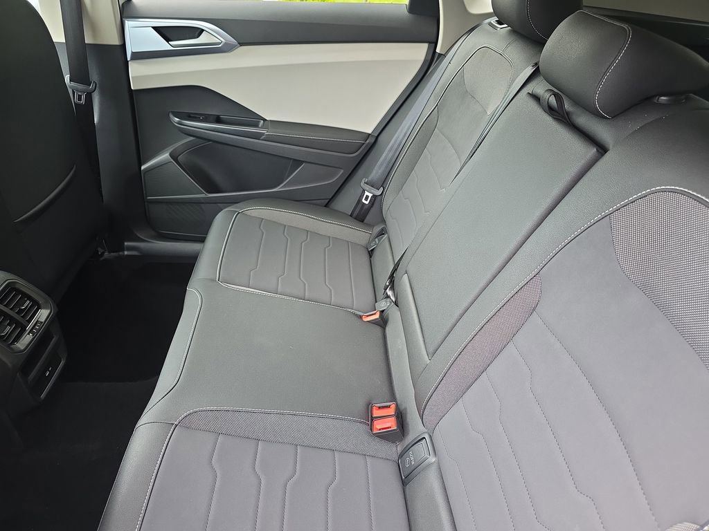 Used 2025 Volkswagen Taos SE FWD image 18