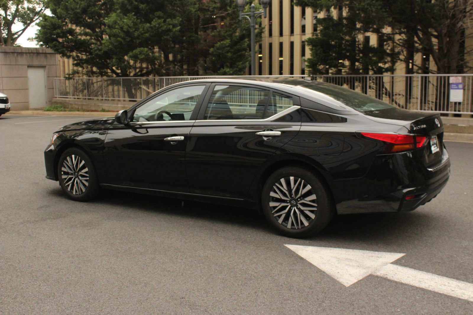Used 2025 Nissan Altima 2.5 SV FWD image 9