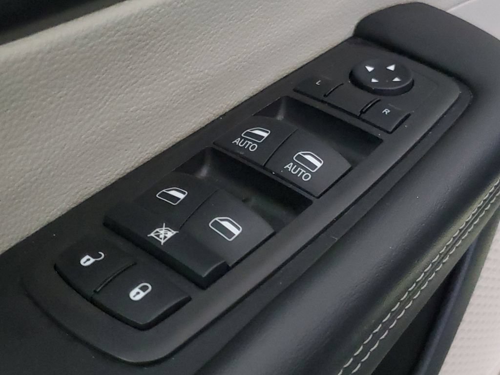 Used 2024 Chrysler Pacifica Touring-L FWD image 14