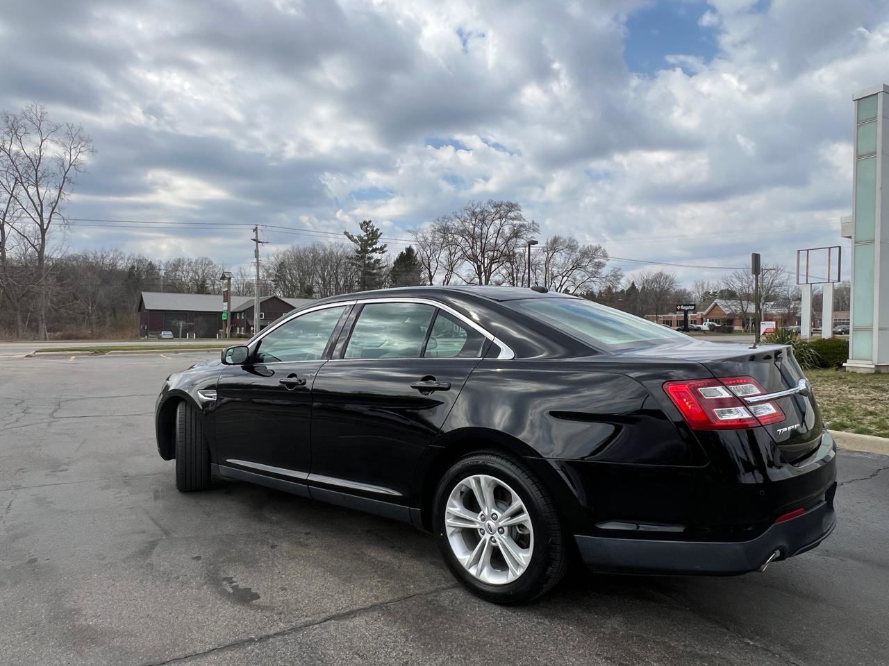Used 2017 Ford Taurus SEL FWD image 4