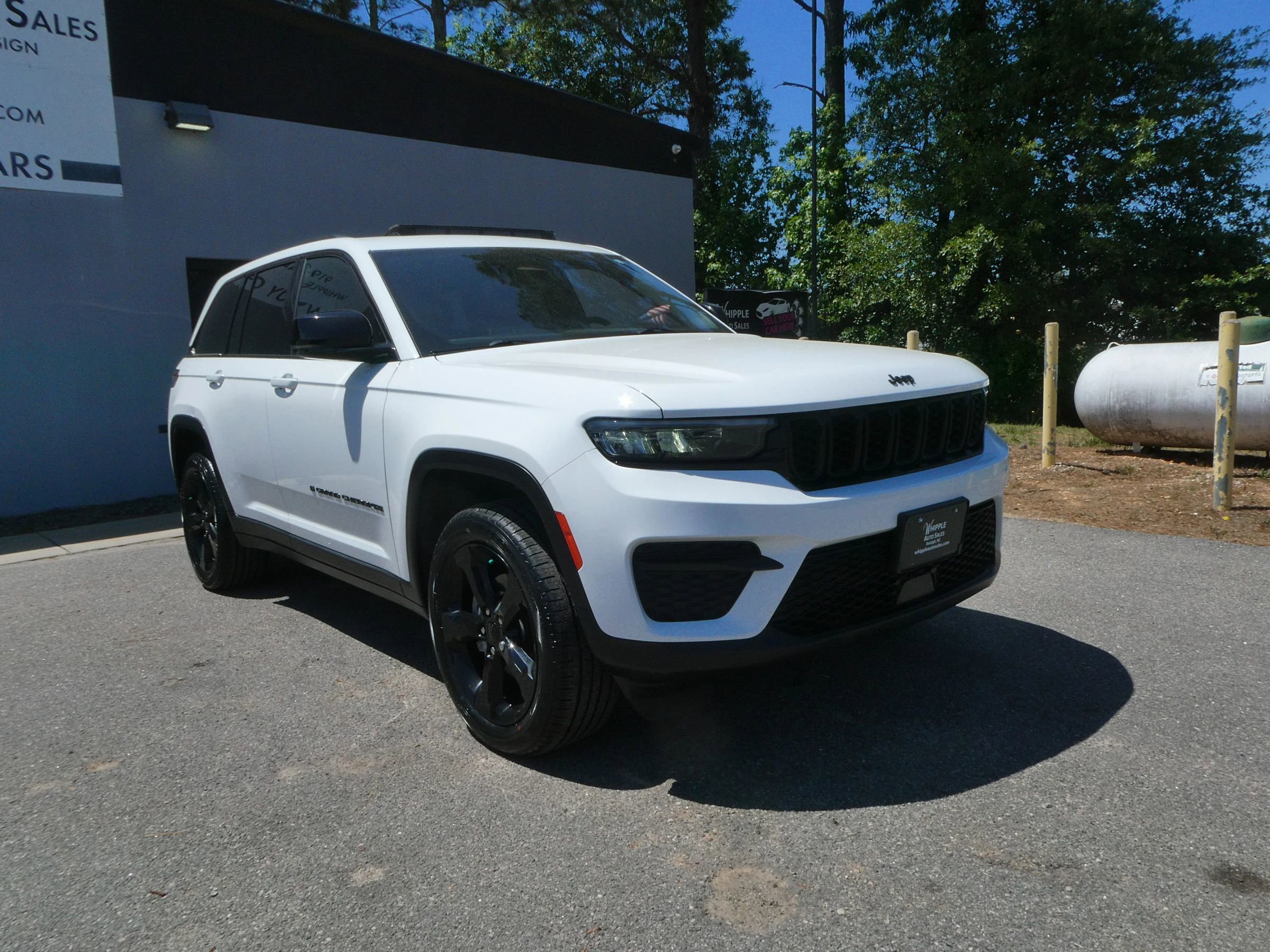 Used 2023 Jeep Grand Cherokee Altitude AWD/4WD image 3