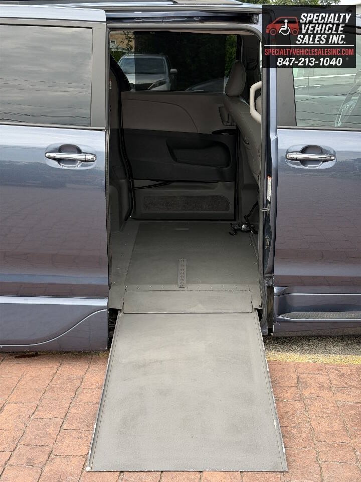 Used 2015 Toyota Sienna XLE FWD image 12