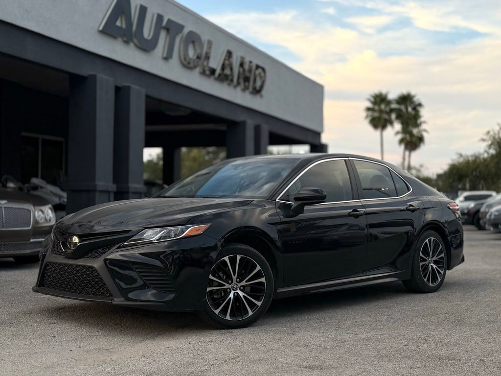 Used 2020 Toyota Camry SE image 1