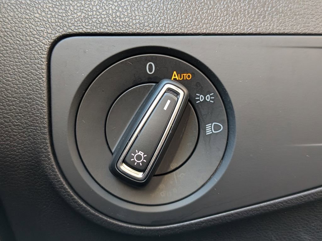 Used 2023 Volkswagen Tiguan SE image 19