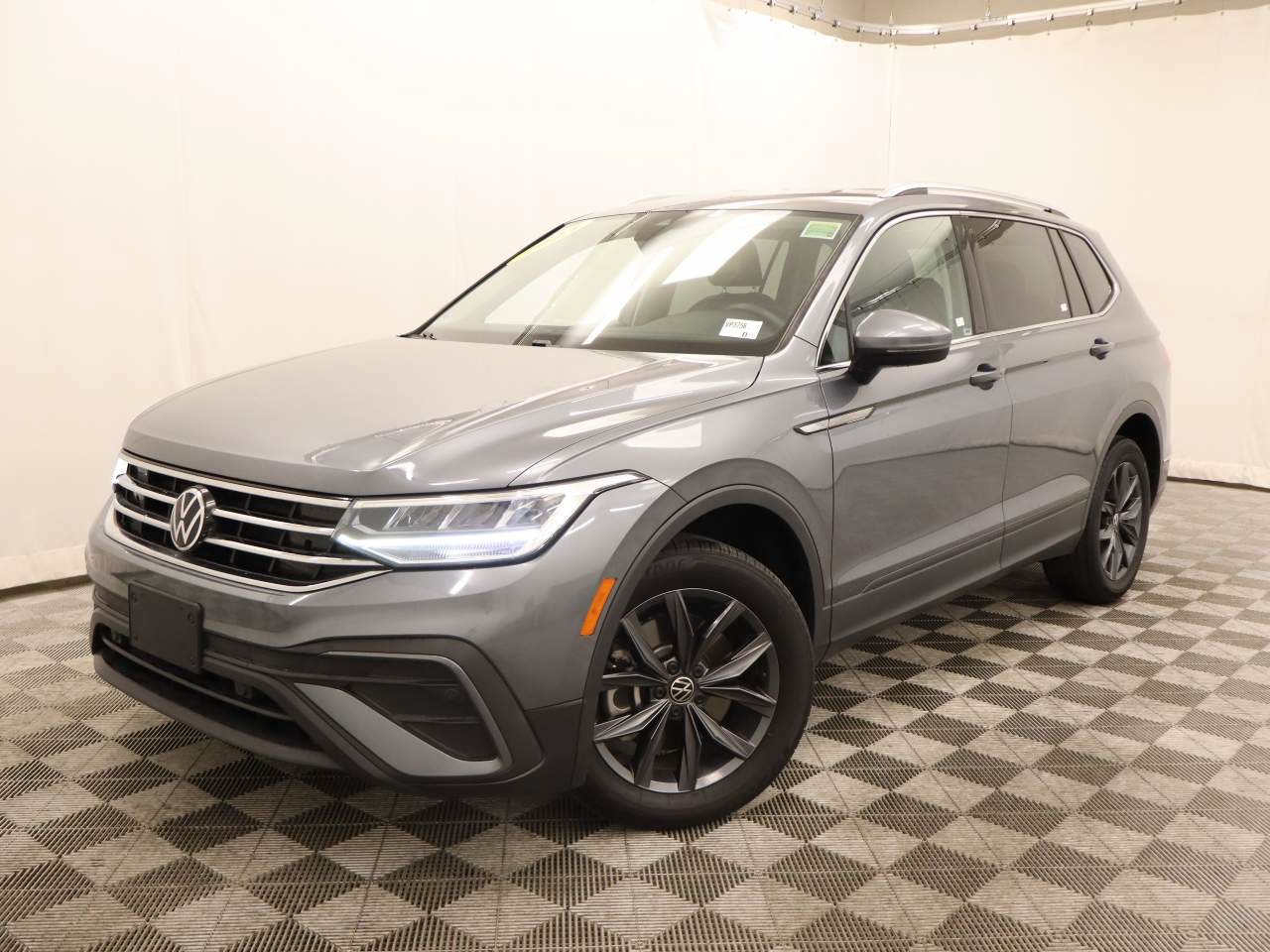 Certified 2023 Volkswagen Tiguan SE FWD image 1