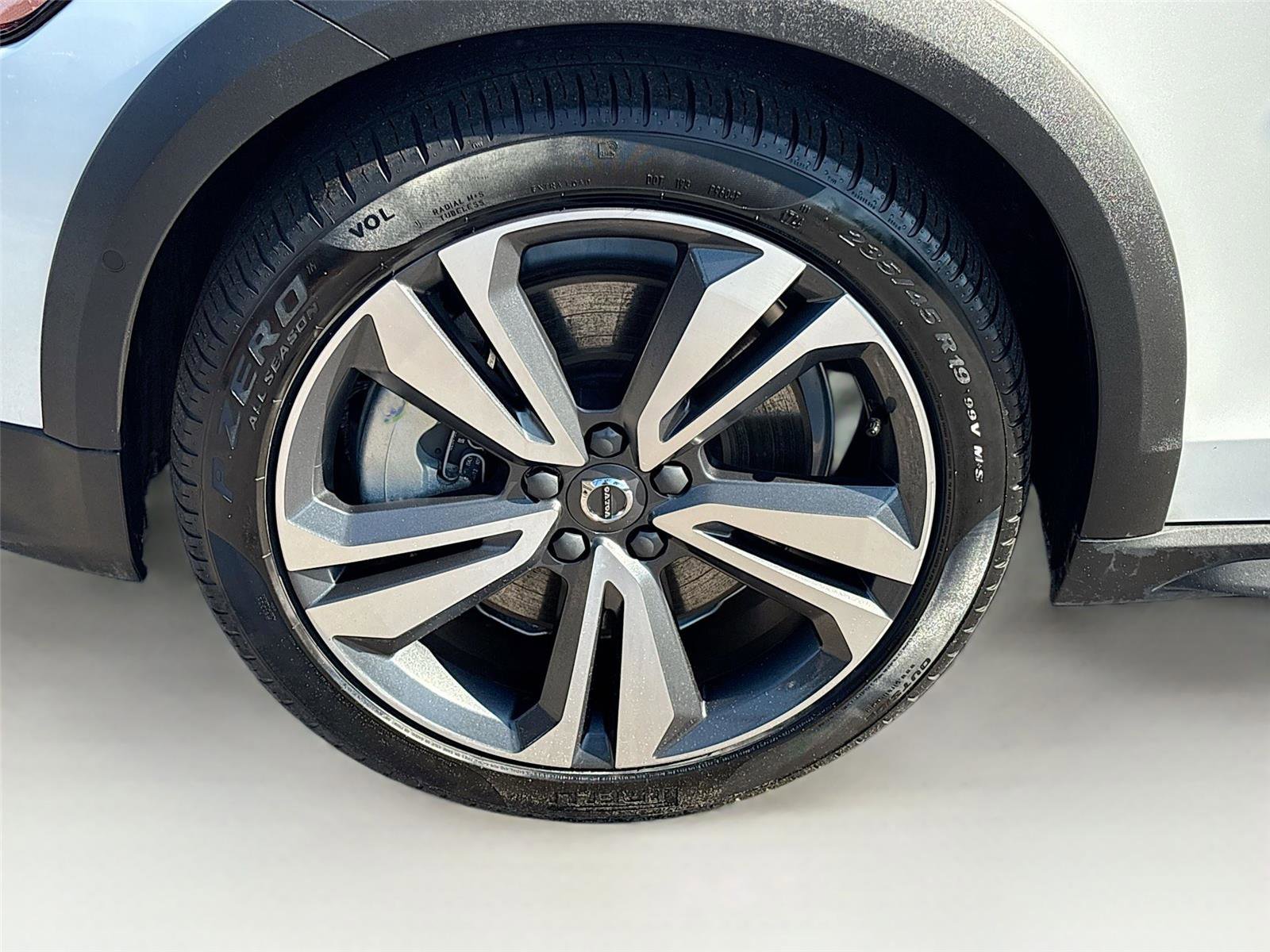 Used 2025 Volvo V60 B5 Cross Country Plus image 31