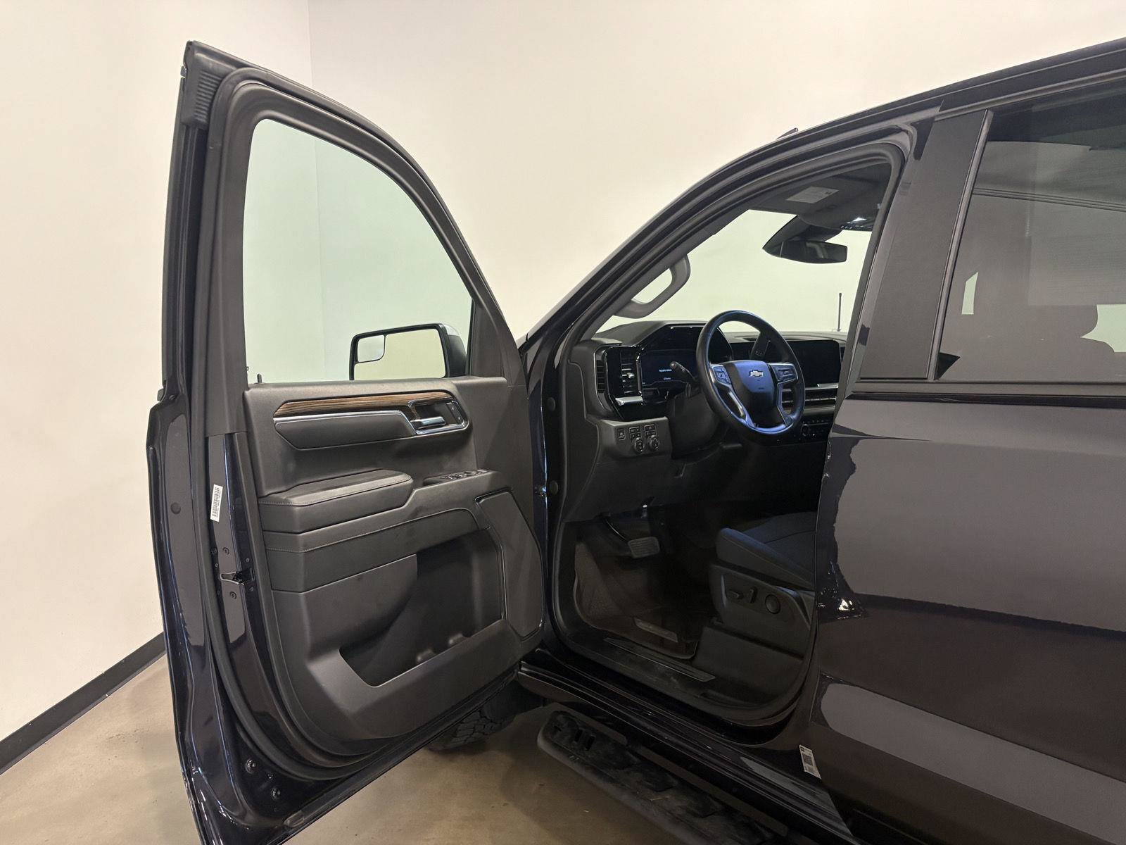 Used 2023 Chevrolet Silverado 1500 LT w/ Z71 Off-Road Package AWD/4WD image 12