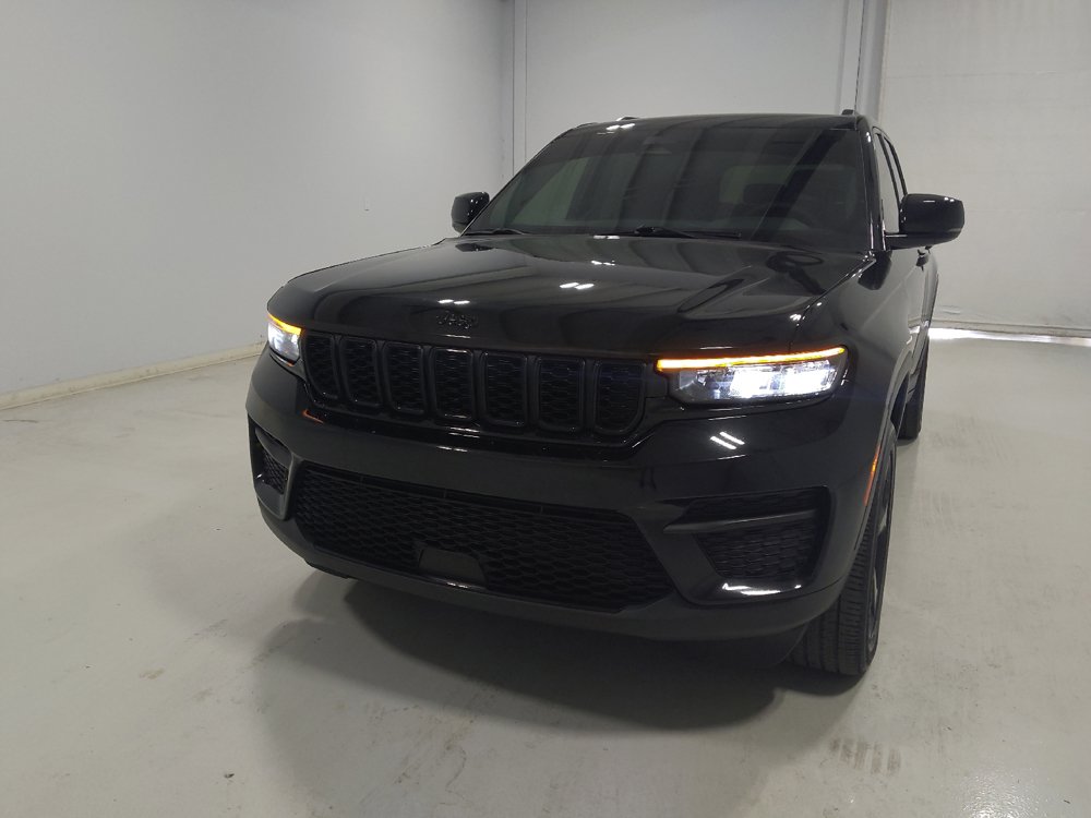 Used 2023 Jeep Grand Cherokee Altitude AWD/4WD image 15