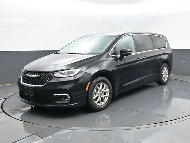 Used 2024 Chrysler Pacifica Touring-L image 1