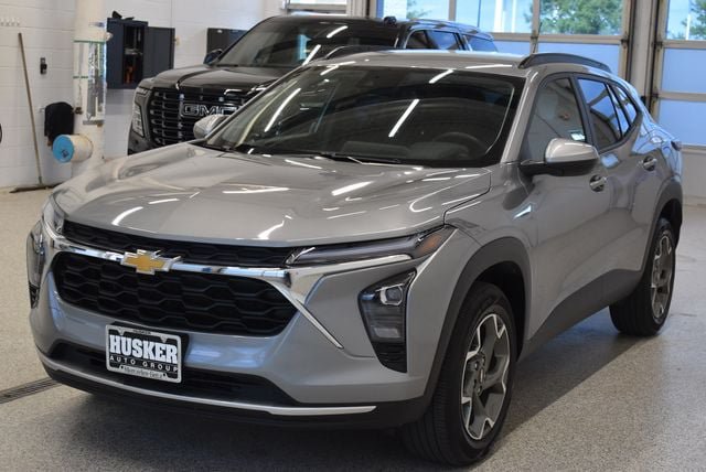 Used 2025 Chevrolet Trax LT w/ LT Convenience Package FWD image 9