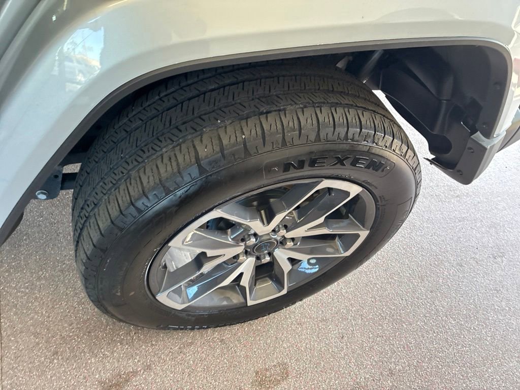 Used 2024 Jeep Wrangler Unlimited w/ Convenience Group AWD/4WD image 10