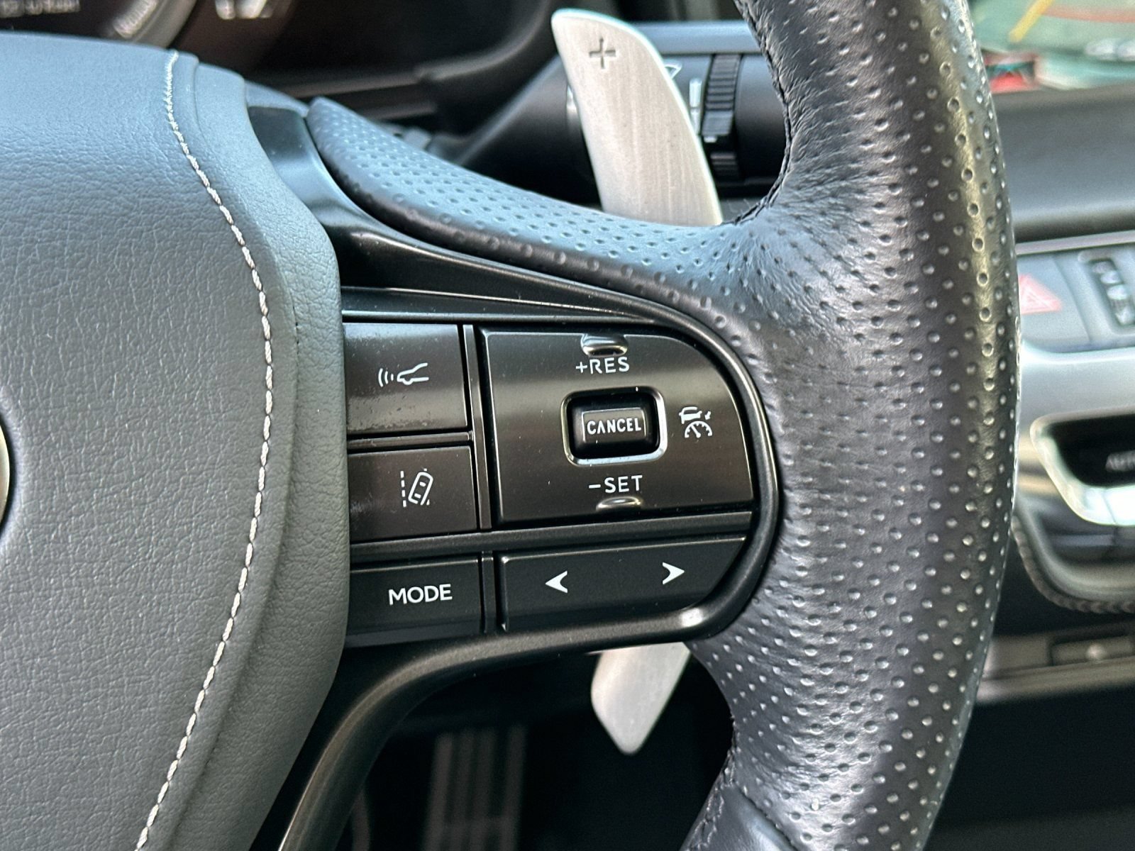 Used 2018 Lexus LC 500 Coupe w/ Sport Package RWD image 25