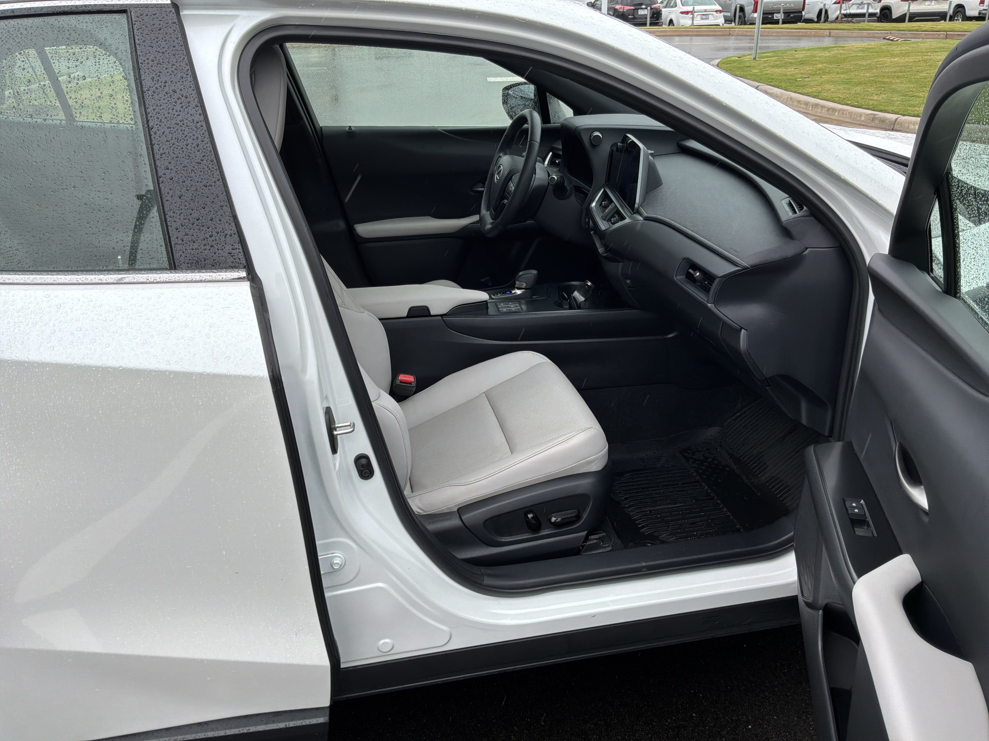 Used 2025 Lexus UX 300h FWD w/ Accessory Package (Z2) image 33