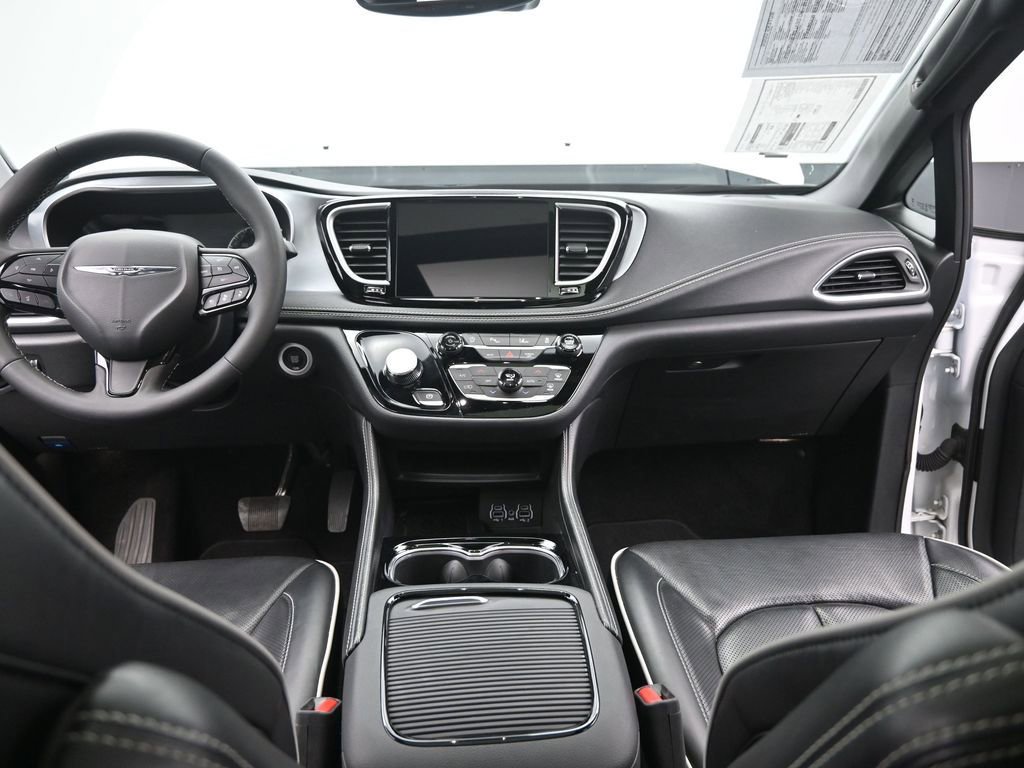 Used 2025 Chrysler Pacifica Limited image 22