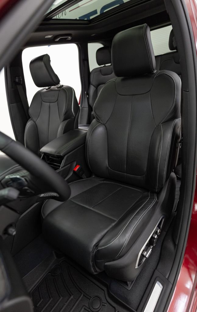 Used 2023 Jeep Grand Cherokee Overland w/ Advanced Protech Group III image 35