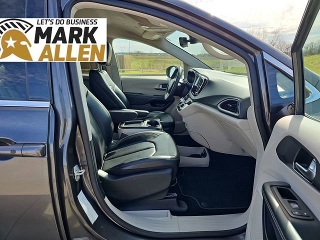 Used 2023 Chrysler Pacifica Touring-L FWD image 27