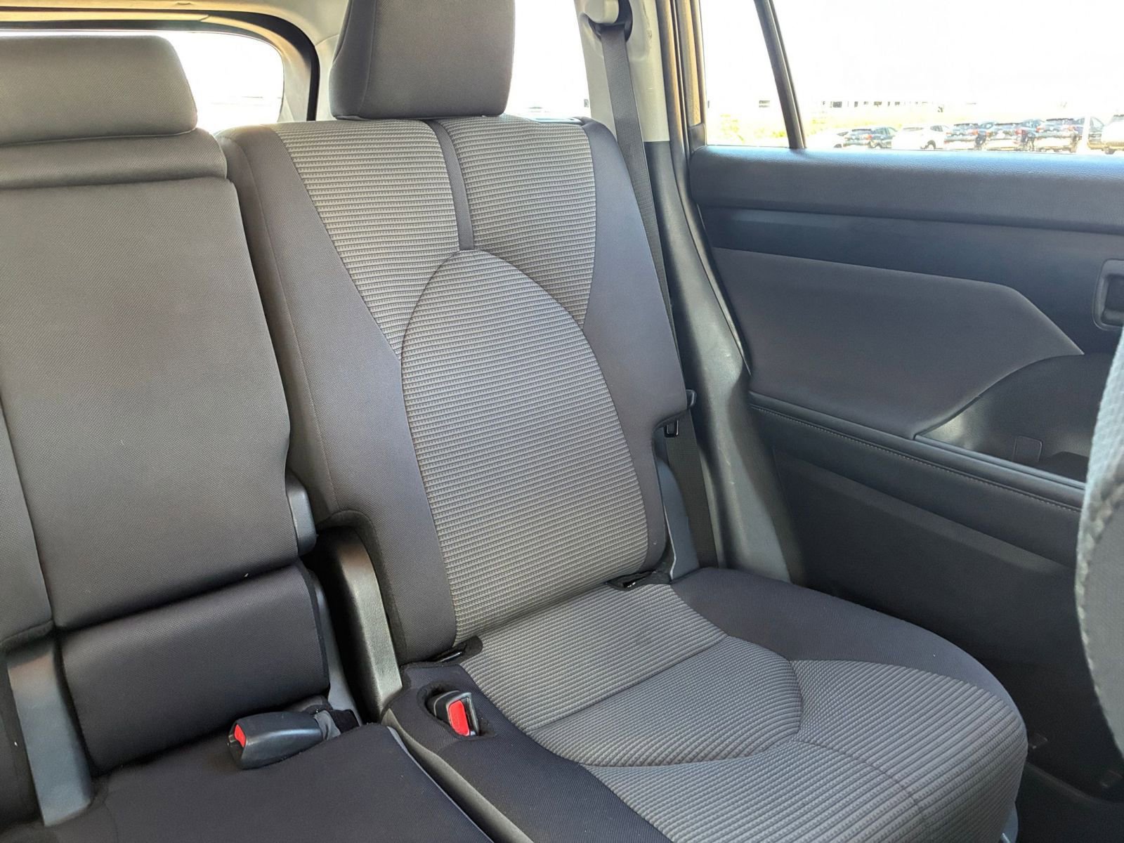 Used 2025 Toyota Highlander LE image 39