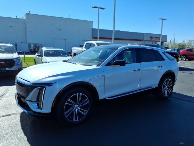Used 2024 Cadillac Lyriq Luxury AWD/4WD image 11