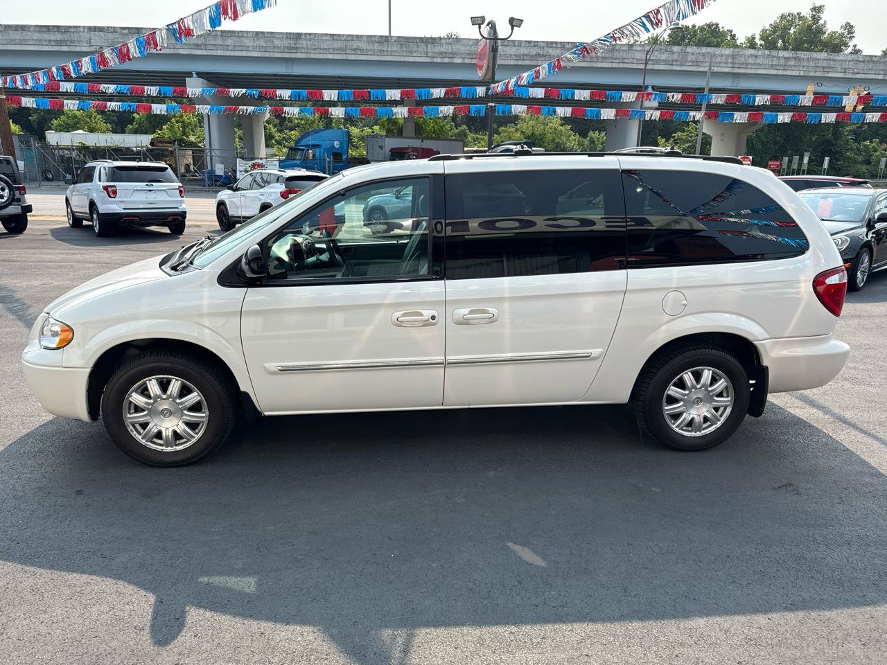 Used 2005 Chrysler Town & Country Touring FWD image 7