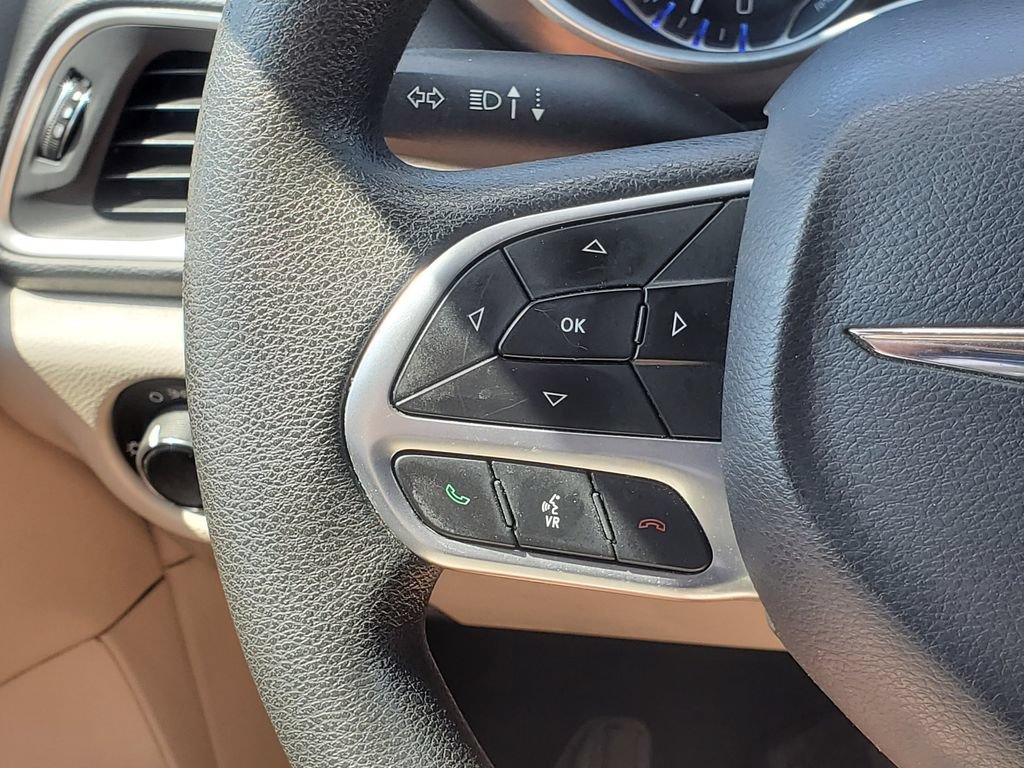Used 2017 Chrysler Pacifica Touring FWD image 12