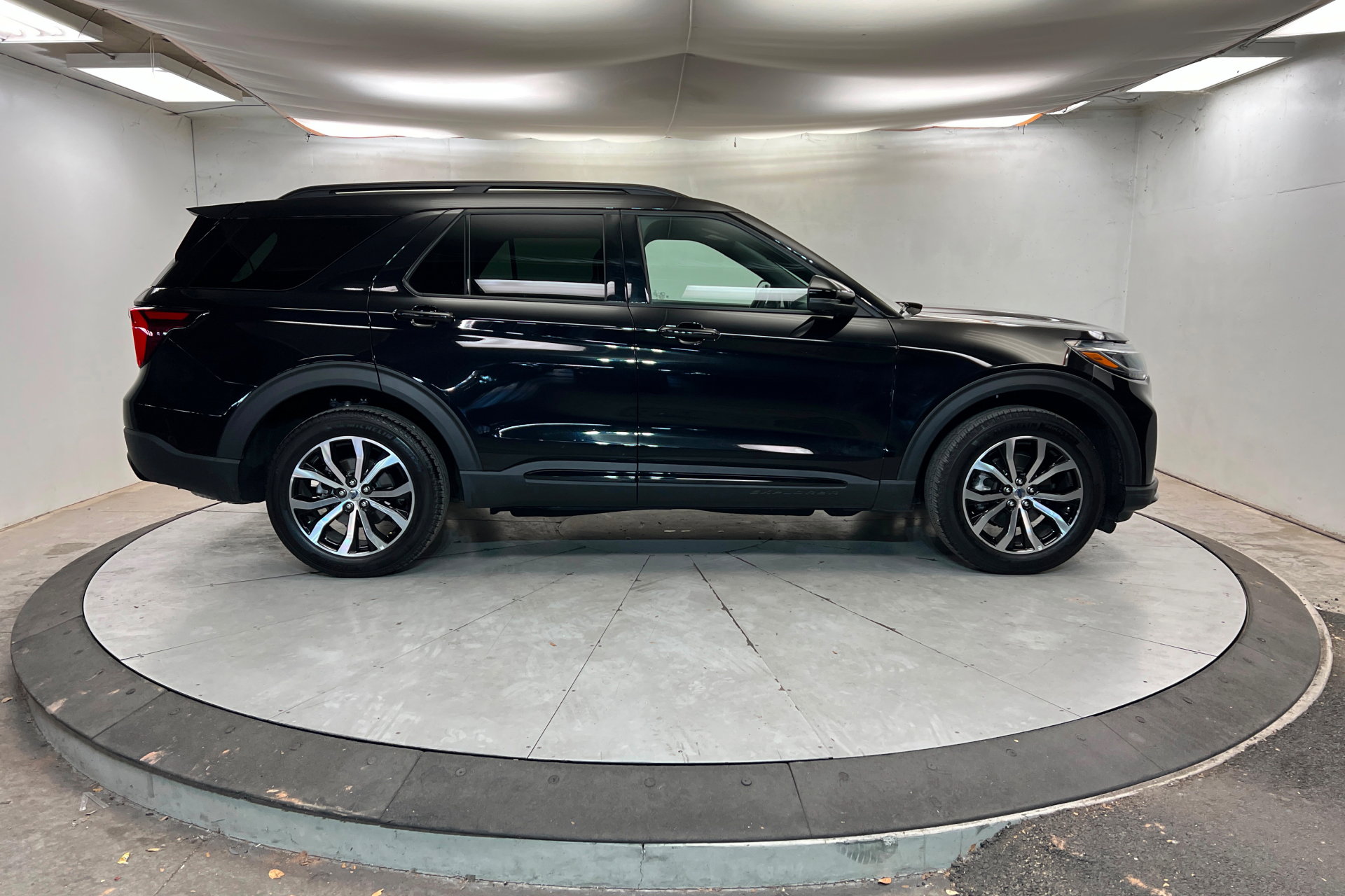 Used 2025 Ford Explorer ST-Line image 7