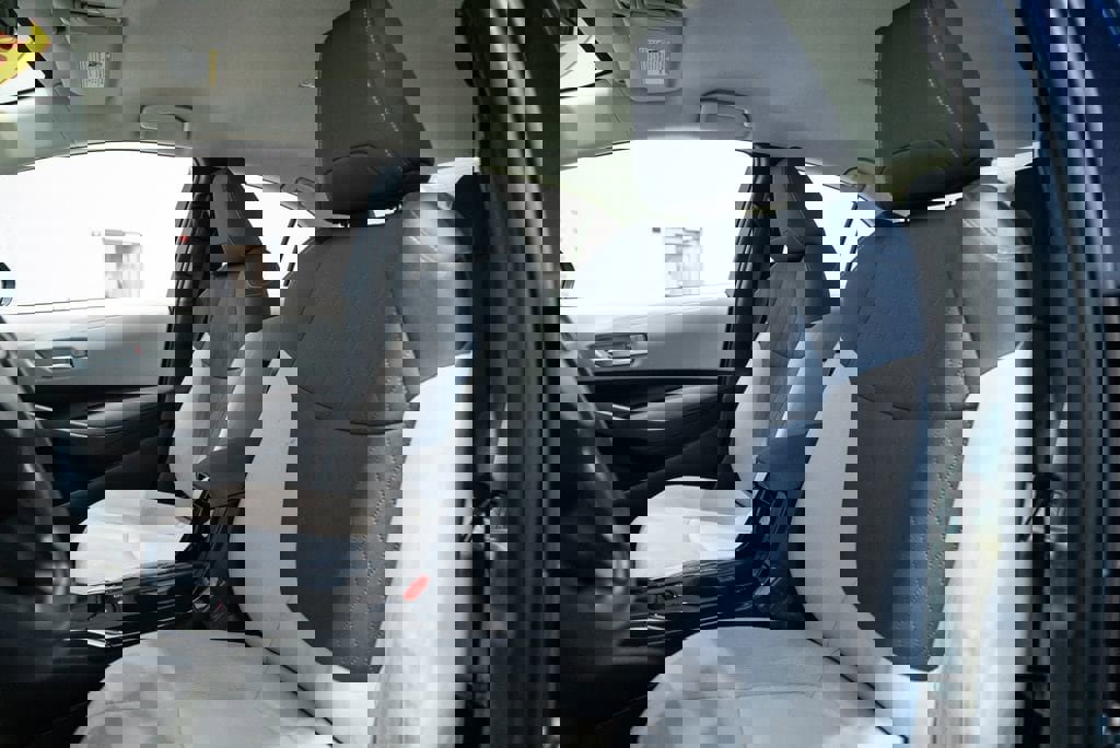 Used 2021 Toyota Corolla LE image 6