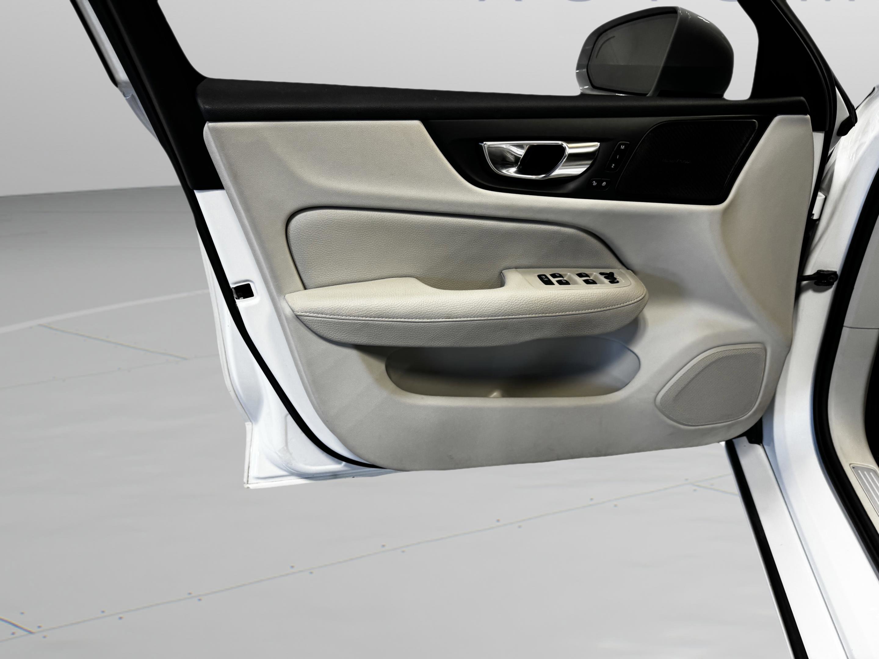 Used 2019 Volvo S60 T6 Momentum w/ Multimedia Package image 12