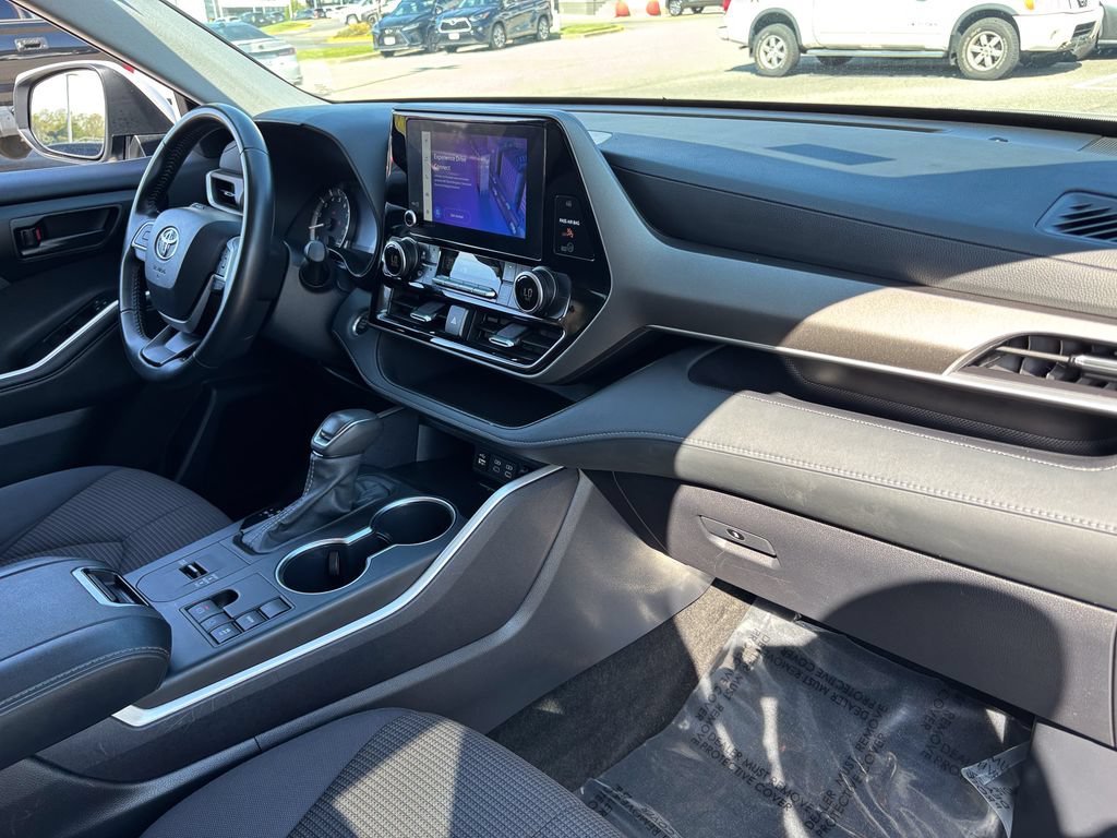 Used 2025 Toyota Highlander LE FWD image 36