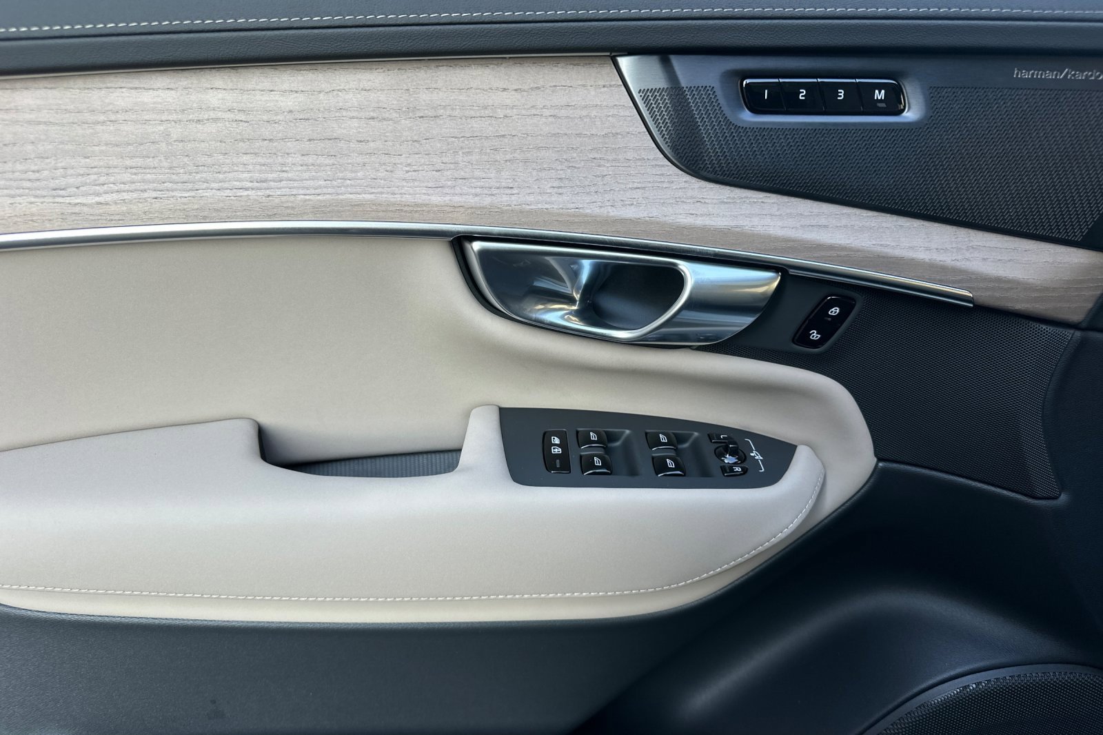 New 2026 Volvo XC90 B6 Plus w/ Protection Package Premier image 10