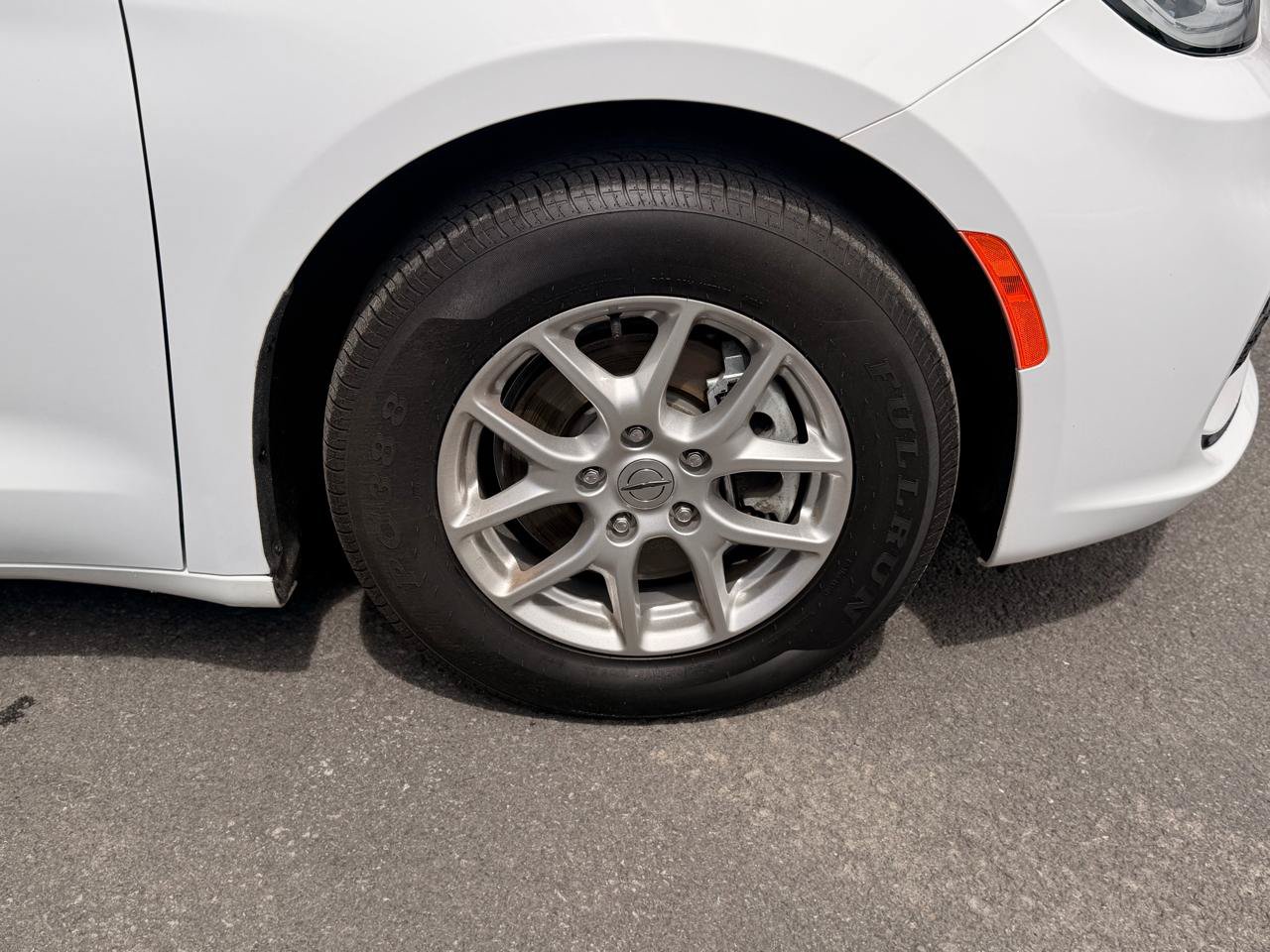 Used 2024 Chrysler Pacifica Touring-L FWD image 25