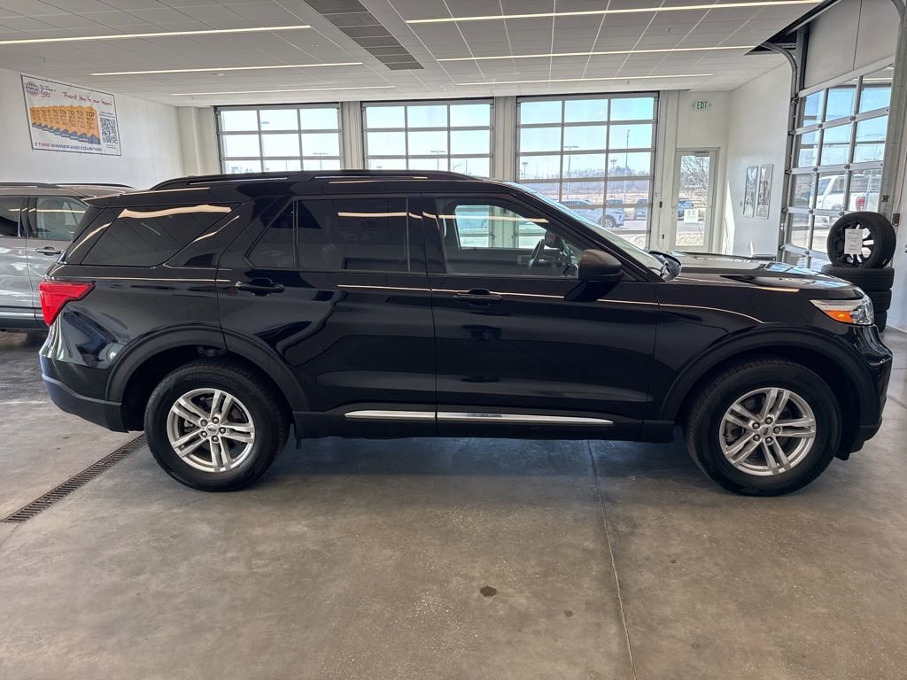 Used 2024 Ford Explorer XLT w/ Equipment Group 202A AWD/4WD image 2