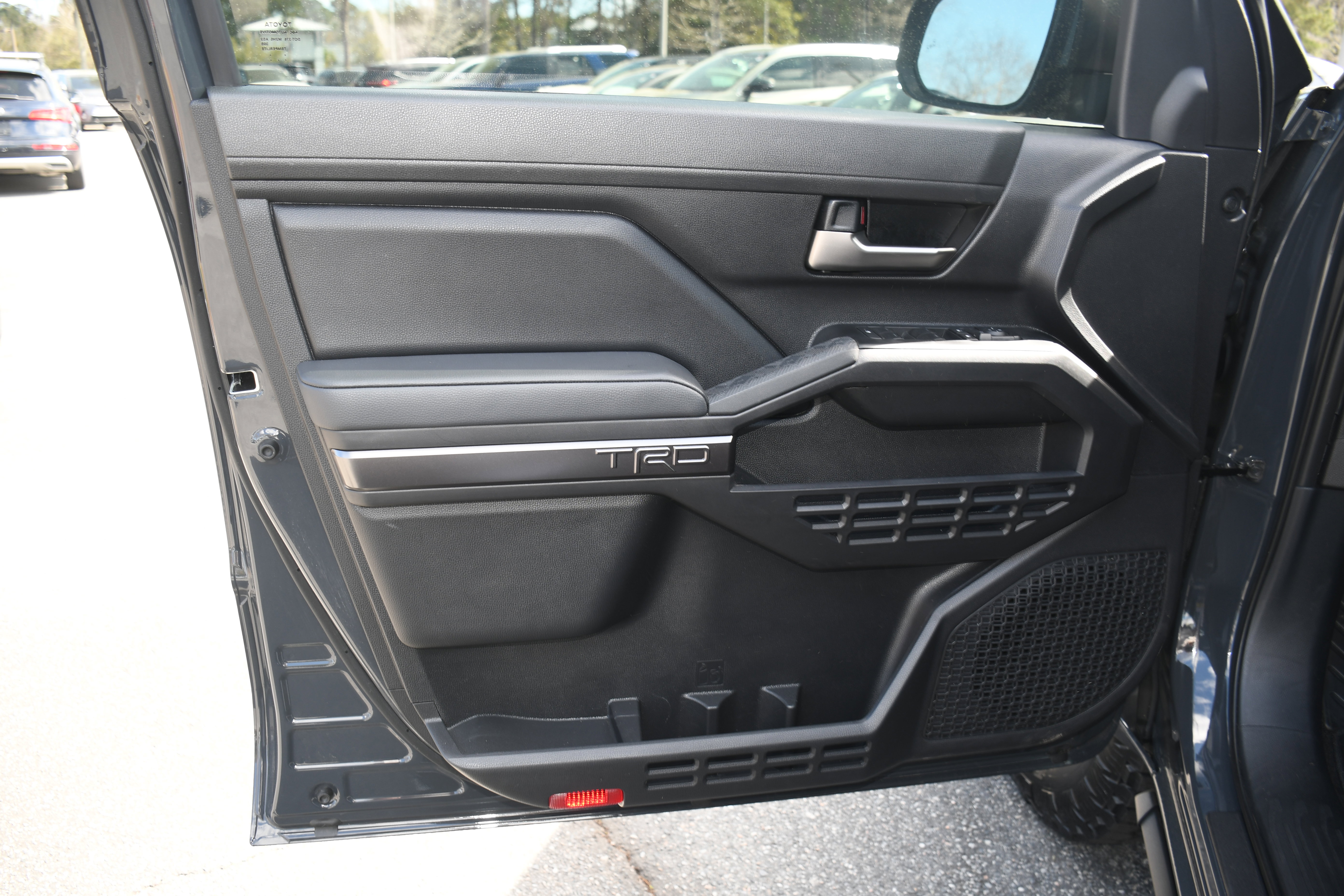 Certified 2025 Toyota Tacoma TRD Off-Road AWD/4WD image 9