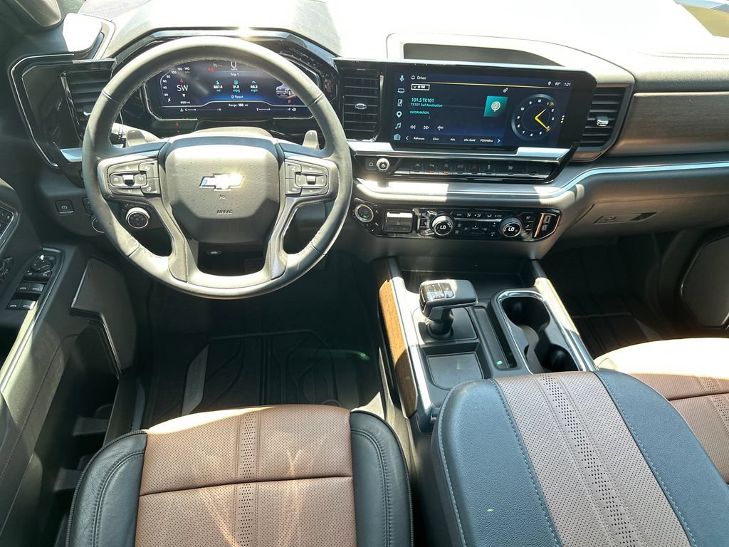 Used 2025 Chevrolet Silverado 1500 High Country w/ High Country Premium Package AWD/4WD image 15