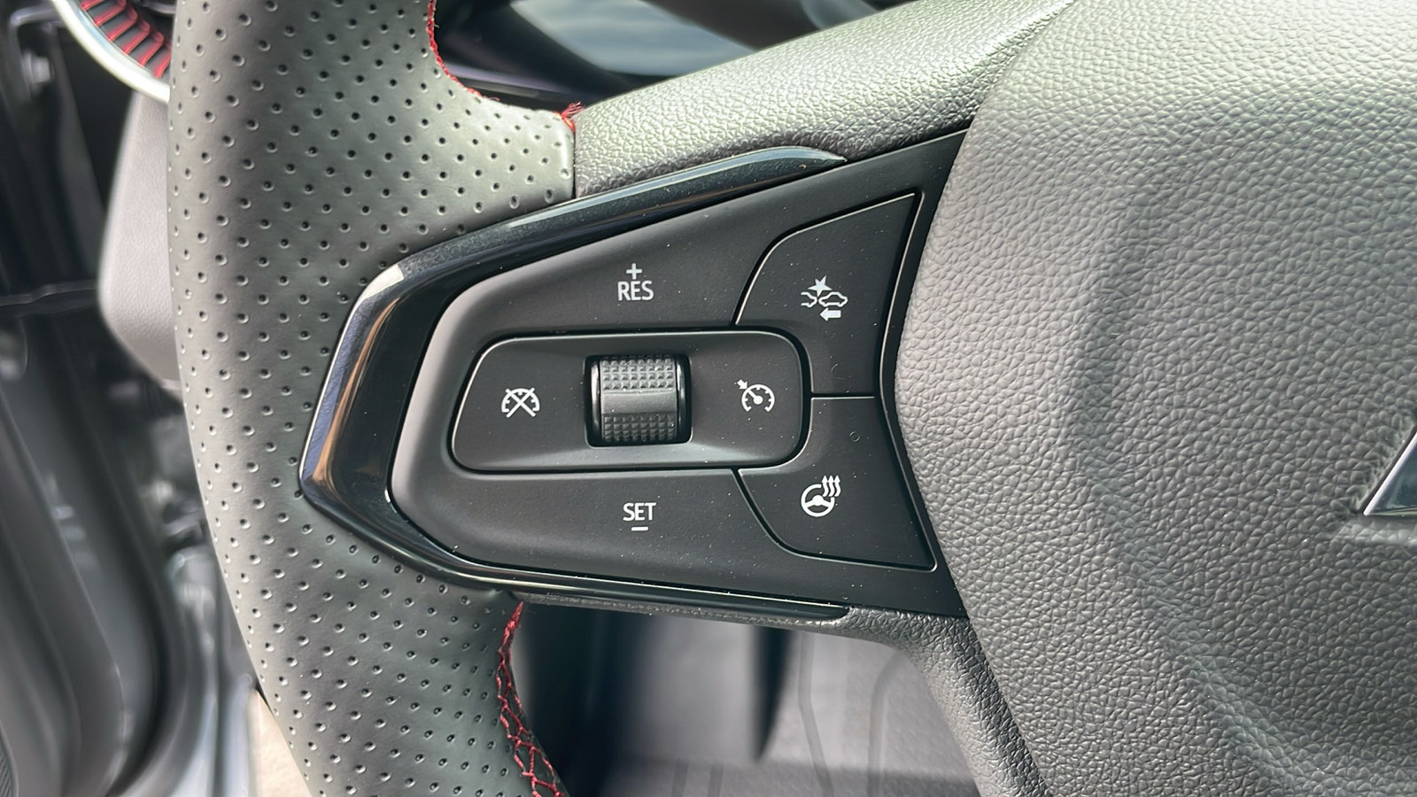 New 2026 Chevrolet Trax RS w/ Sunroof Package FWD image 25